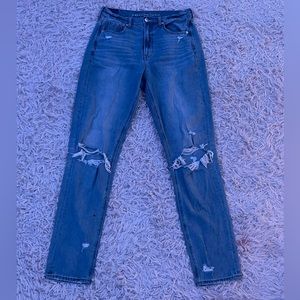 size 6 X-Long American eagle ripped jeans. no stains or damage. great condition